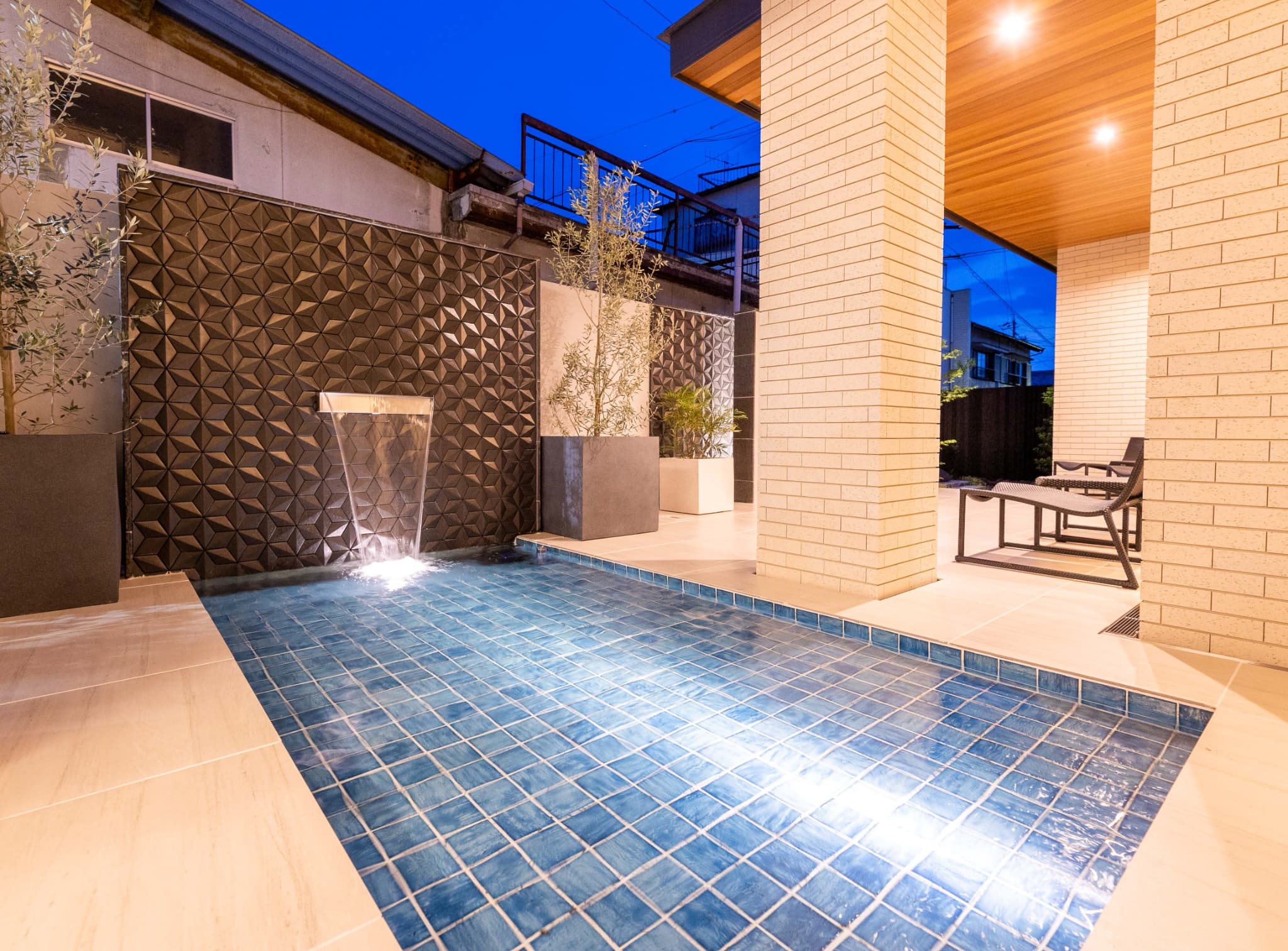 株式会社エスター